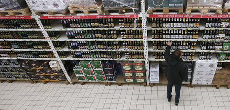 Großes Angebot, schwächere Nachfrage: Bierregal bei Großhändler ...