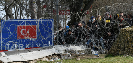 Flüchtlinge an der griechisch-türkischen Grenze in Kastanies am ...
