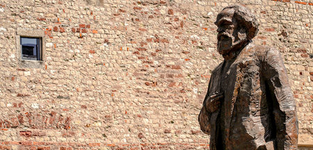 Die überlebensgroße Karl-Marx-Statue des chinesischen Bildhauers... Die überlebensgroße Karl-Marx-Statue des chinesischen Bildhauers...