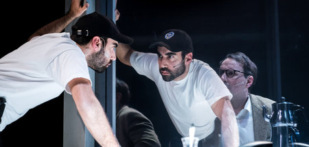 Ab und zu treten die Schauspieler aus ihren Rollen (Murat Dikenc...