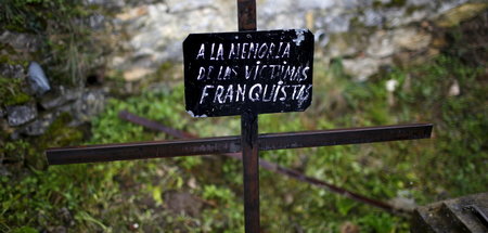 Gedenkkreuz für die Opfer der Franco-Diktatur auf dem Friedhof i...