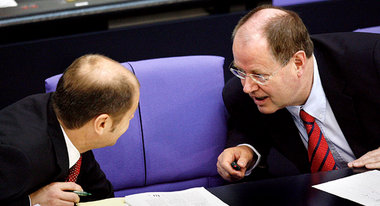 Alles geschafft: Ein lockerer Finanzminister Peer Steinbrück (r....