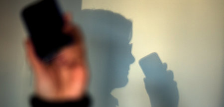 Man nutzt das Smartphone nie ohne Zeugen: Eine Frau telefoniert ... Man nutzt das Smartphone nie ohne Zeugen: Eine Frau telefoniert ...