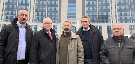 Turgut Öker (M.) steht gemeinsam mit deutschen Prozessbeobachter... Turgut Öker (M.) steht gemeinsam mit deutschen Prozessbeobachter...