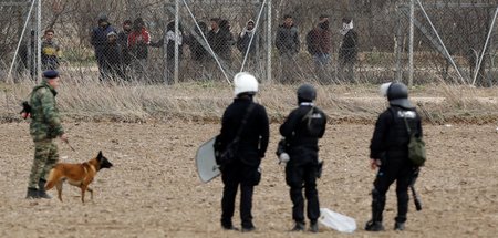 Griechische Spezialpolizei und ein Soldat mit Hund an der Grenze... Griechische Spezialpolizei und ein Soldat mit Hund an der Grenze...