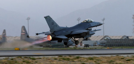 Eine F-16 der U. S. Air Force hebt ab auf der Bagram Air Base, d... Eine F-16 der U. S. Air Force hebt ab auf der Bagram Air Base, d...