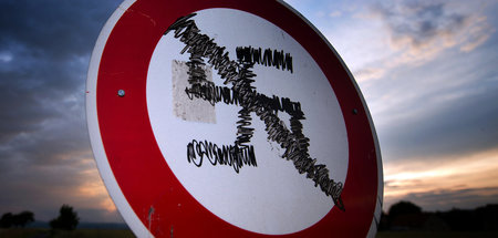 Durchgestrichenes Hakenkreuz auf Straßenschild in Pirna, Sachsen