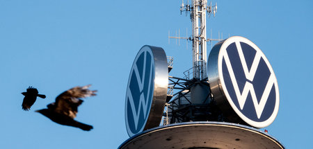 Logo der Volkswagen AG auf dem VW-Tower, auch bekannt als Telemo