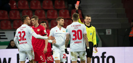 Der Kippunkt: Unions Christopher Lenz (3. v. r.) sieht Rot