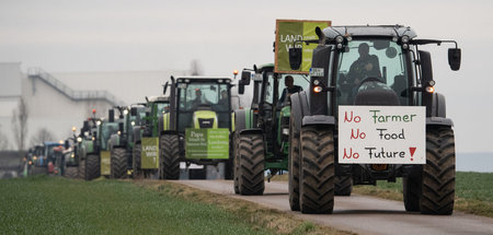 Eine der vielen Karavanen auf Protestfahrt gegen die Agrarpoliti...