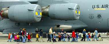 US Air Force tut dicke: Mit bombastischer Technik kleine Kinder ...