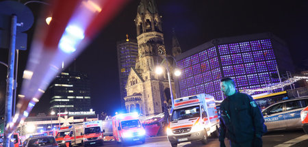 Polizisten und Rettungskräfte vor der Gedächtniskirche in Berlin