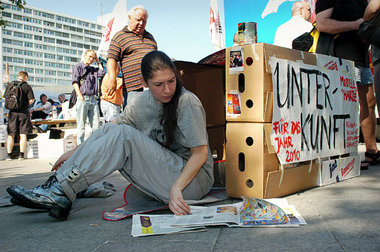 Protestaktion von Sozialaktivisten im September 2005 in Berlin-C...