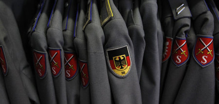 Dass sich autoritäre Charaktere von Uniformen angezogen fühlen, ... Dass sich autoritäre Charaktere von Uniformen angezogen fühlen, ...