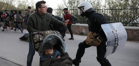Ein griechischer Polizist attackiert auf Lesbos einen Geflüchtet...