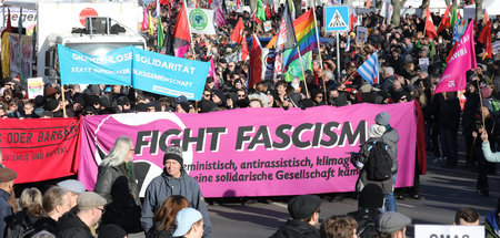 Tausende demonstrieren Mitte Februar gegen die Wahl des FDP-Poli...