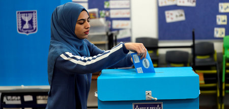 Eine arabisch-israelische Wählerin gibt ihre Stimme am 2. März i...