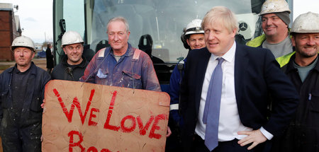 Der britische Premierminister Boris Johnson posiert mit Arbeiter...