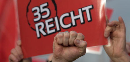 Demo der IG Metall während eines Warnstreiks vor den Werktoren d...