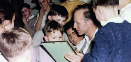 Paul Schäfer (M.) mit Kindern, circa 1960: »Colonia Dignidad«