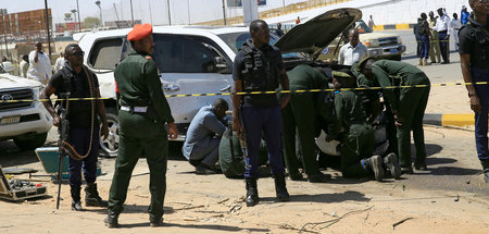 Von der Explosion zerstörtes Auto aus der Wagenkolonne von Sudan...