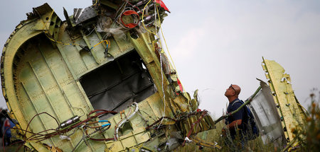 Ein malaysischer Ermittler an der Absturzstelle von Flug »MH 17«...