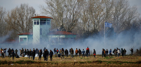 Tränengaseinsatz gegen Geflüchtete an der türkisch-griechischen ... Tränengaseinsatz gegen Geflüchtete an der türkisch-griechischen ...