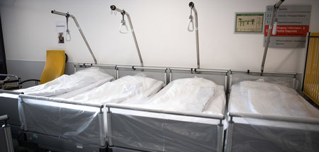 System am Limit: Leere Krankenhausbetten auf Flur der Notaufnahm... System am Limit: Leere Krankenhausbetten auf Flur der Notaufnahm...