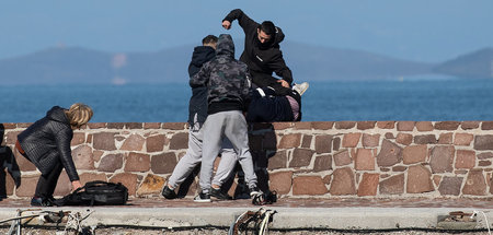 Von Einheimischen verprügelt: Journalist auf Lesbos, der die Gru... Von Einheimischen verprügelt: Journalist auf Lesbos, der die Gru...