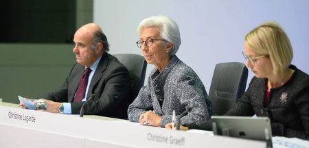 EZB-Präsidentin Christine Lagarde (M.) stellte die Maßnahmen geg...