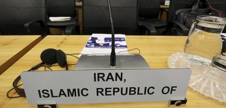 Der Platz des iranischen Botschafters bei der Sitzung der IAEA i... Der Platz des iranischen Botschafters bei der Sitzung der IAEA i...