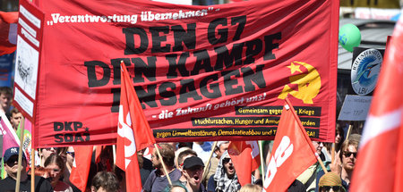 Mitglieder der SDAJ bei einer Demonstration gegen den G7-Gipfel ... Mitglieder der SDAJ bei einer Demonstration gegen den G7-Gipfel ...