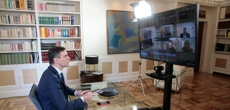 Spaniens Ministerpräsident Sánchez bei einer Videokonferenz mit ... Spaniens Ministerpräsident Sánchez bei einer Videokonferenz mit ...