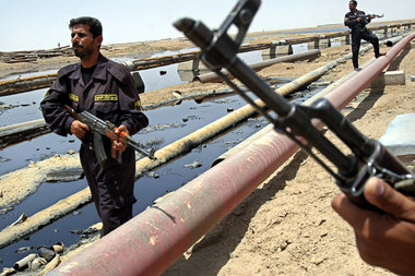 Sicherheitsproblem – irakische Polizisten bewachen die Pipeline ...