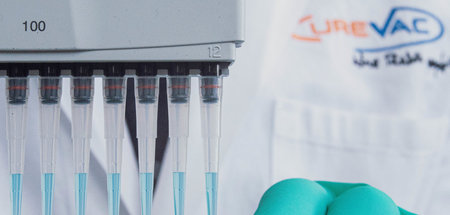 Heiß umworbene Firma: Aufnahme aus Labor des Pharmaunternehmens ... Heiß umworbene Firma: Aufnahme aus Labor des Pharmaunternehmens ...