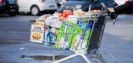 Kauffreudig: Bis zum Rand gefüllter Einkaufswagen am Freitag in ... Kauffreudig: Bis zum Rand gefüllter Einkaufswagen am Freitag in ...