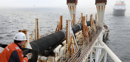 Pipelineverlegung durch die »Audacia« des Schweizer Offshorespez... Pipelineverlegung durch die »Audacia« des Schweizer Offshorespez...