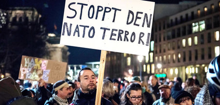 Demonstration gegen die NATO in Berlin (3.12.2015) Demonstration gegen die NATO in Berlin (3.12.2015)