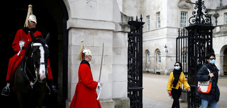 Menschen mit Schutzmasken im Regierungsviertel in London (17.3.2... Menschen mit Schutzmasken im Regierungsviertel in London (17.3.2...