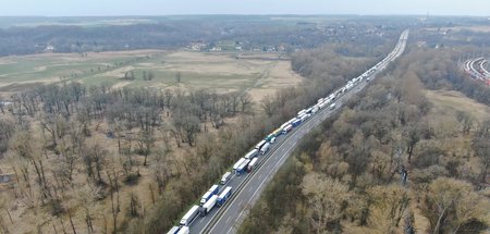Lkw-Fahrer müssen stundenlang vor der Grenzkontrolle in Richtung... Lkw-Fahrer müssen stundenlang vor der Grenzkontrolle in Richtung...