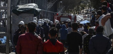 Lesbos: Täglich dürfen nur noch 500 Geflüchtete das Lager in Mor...