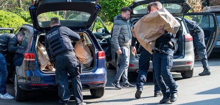 Polizisten transportieren am Donnerstag nach einer Durchsuchung ...