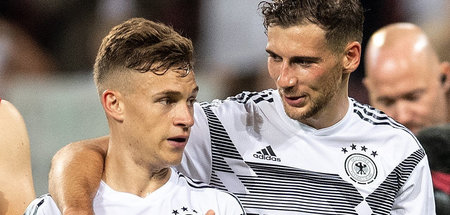 Spenden und spenden lassen: Joshua Kimmich (l.) und Leon Goretzk...