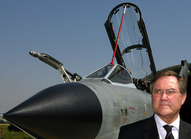 Minister Jung muß nicht sparen