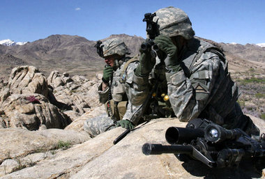 Schild und Schwert: Die NATO-Truppen sollen Wirtschaftsprofite r...
