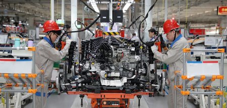 Unter staatlicher Kontrolle: Arbeiter im Automobilwerk in Tianji...