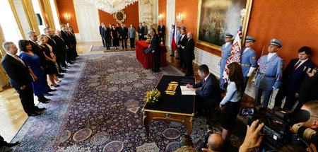 Minister Jan Hamacek unterzeichnet ein Dokument (Inauguration de
