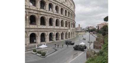 Statt Touristen Armeefahrzeuge vor dem Kolosseum in Rom (13.3.2... Statt Touristen Armeefahrzeuge vor dem Kolosseum in Rom (13.3.2...