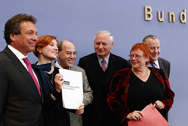 Oskar Lafontaine und Gregor Gysi (Mitte) mit Klaus Ernst, Katja ... Oskar Lafontaine und Gregor Gysi (Mitte) mit Klaus Ernst, Katja ...