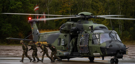 Soldaten der Bundeswehr verlassen einen Hubschrauber vom Typ »NH